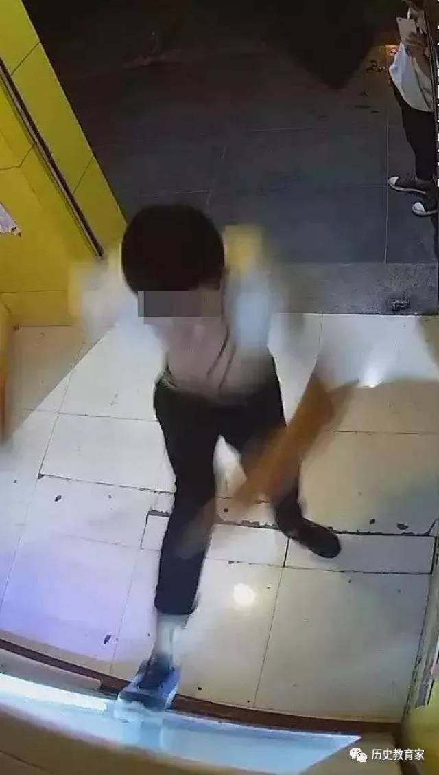 【教育观察】中学生砸成人用品店且作出不雅举动,称:好奇