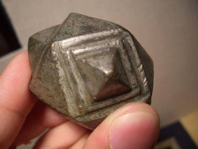 3,墨玉飞蝗石.古代一种罕见暗器,为飞蝗石中的珍贵极品.
