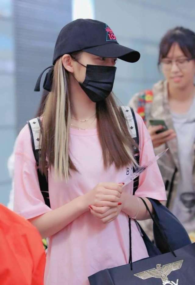 飞机场女孩的身材好吗 255f74f94a574ee68b910038adecd3db.jpeg