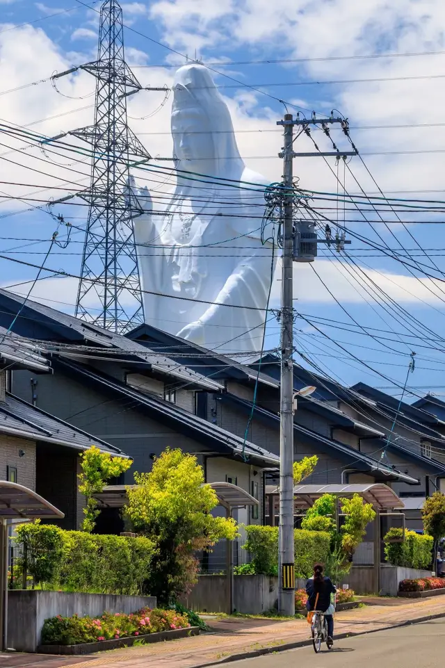 仙台大观音像在1993年茨城县牛久大佛(高120m)建成前,更是日本第一高