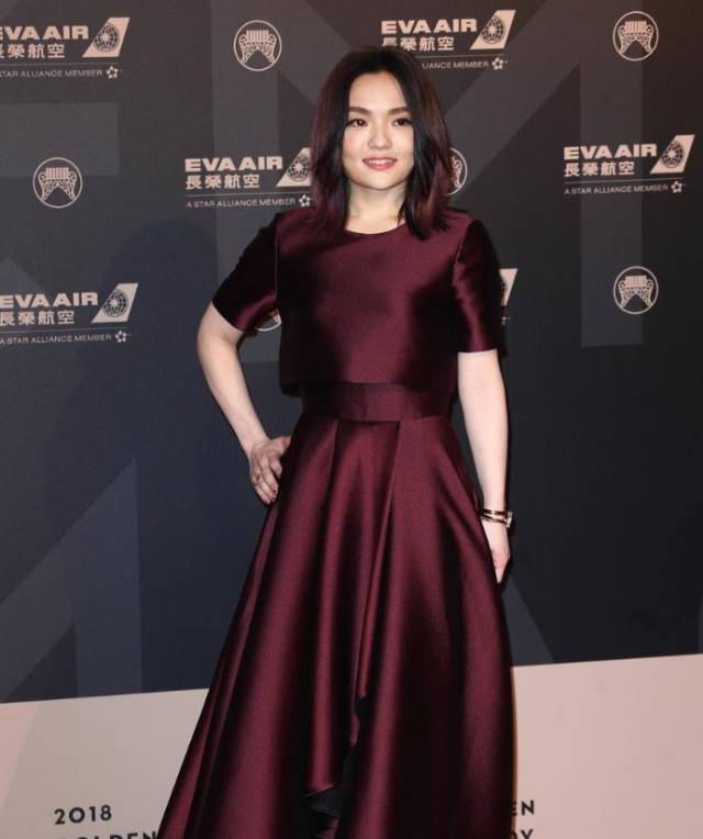 金曲奖徐佳莹角逐歌后宝座,与男友比尔贾忘情接吻十分
