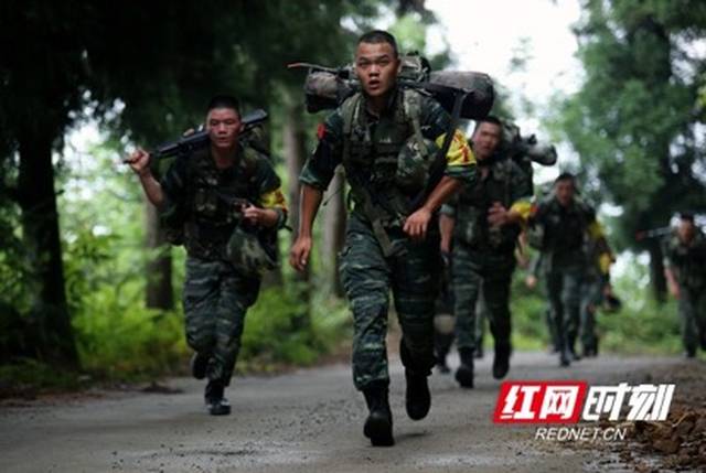 负重30公斤武装奔袭5公里.