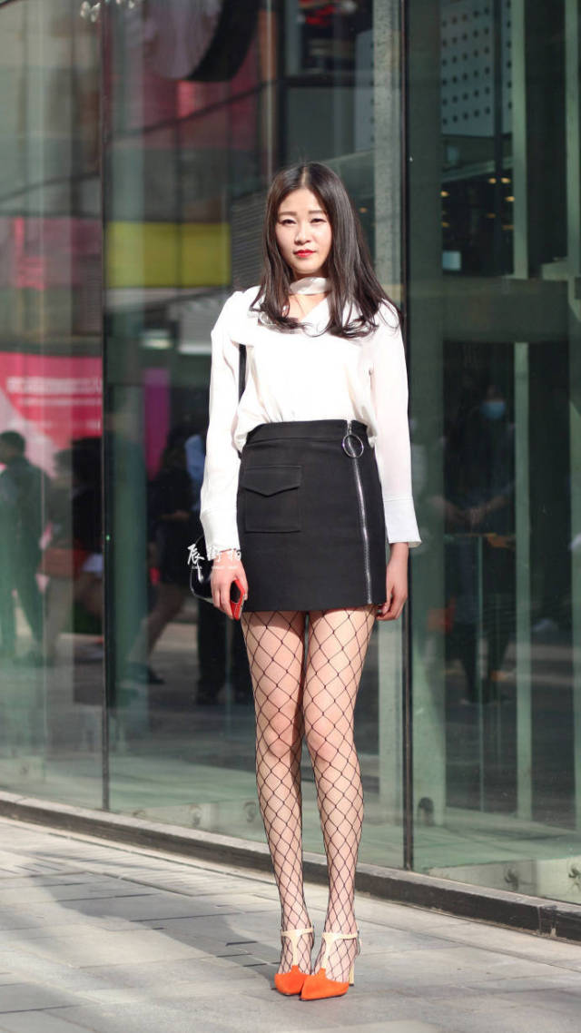 性感丝袜怎么能少了大网眼呢?又长又白的美腿就是绝配