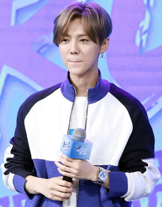 28岁鹿晗卖萌 张嘴抿唇小动作搞怪
