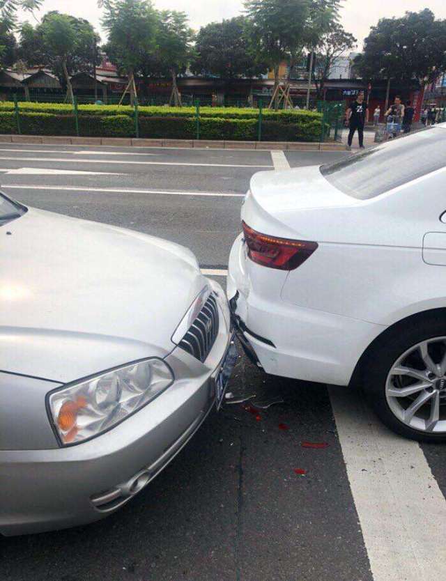 奥迪a4l遭现代伊兰特追尾,挪车后,奥迪车主:碰撞差距难以接受_手机