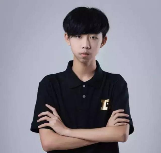 XDD加入皇族,RNG战队却被网友怒喷:一生黑!