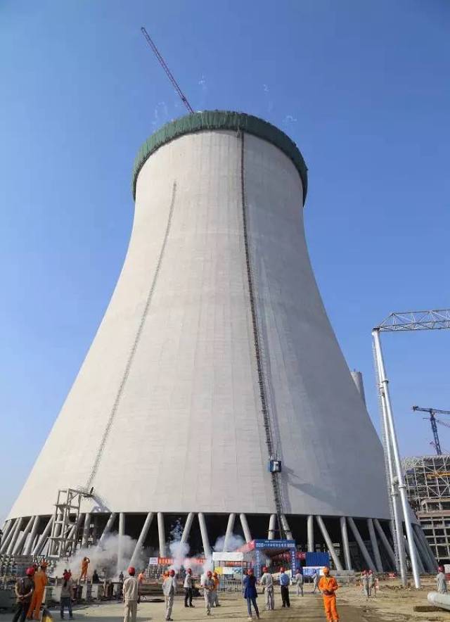 冷却塔和烟囱一同视为电厂的标志性建筑物,冷却塔主要由基础,人字柱