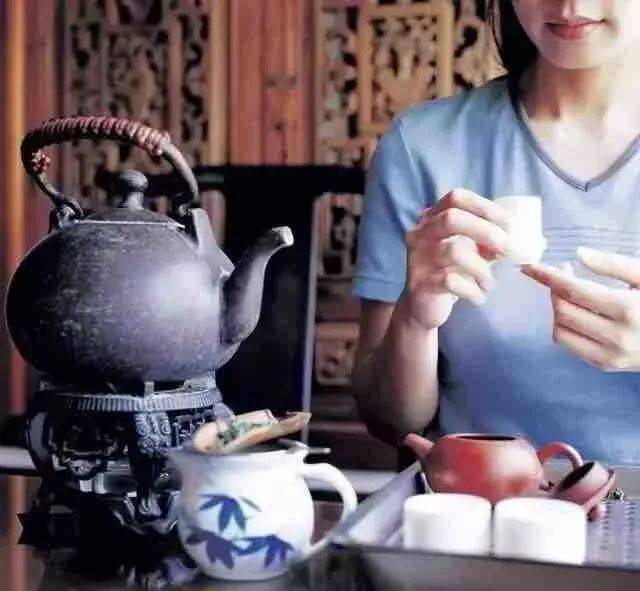 早上喝茶 早上喝茶,经过了一整个晚上的休息之后,人体消耗了大量的