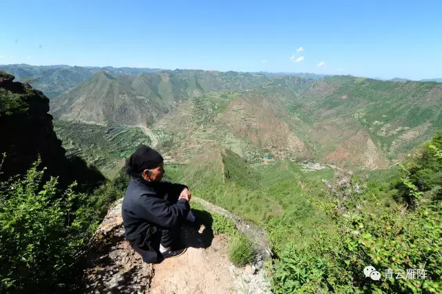 经过杨家山,牛儿坪村,从八峰崖背后绕道石峡,走了一回这面的通村公路