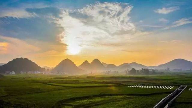 后前往游览级风景名胜区,最美的五大峰林 【万峰林风景区】