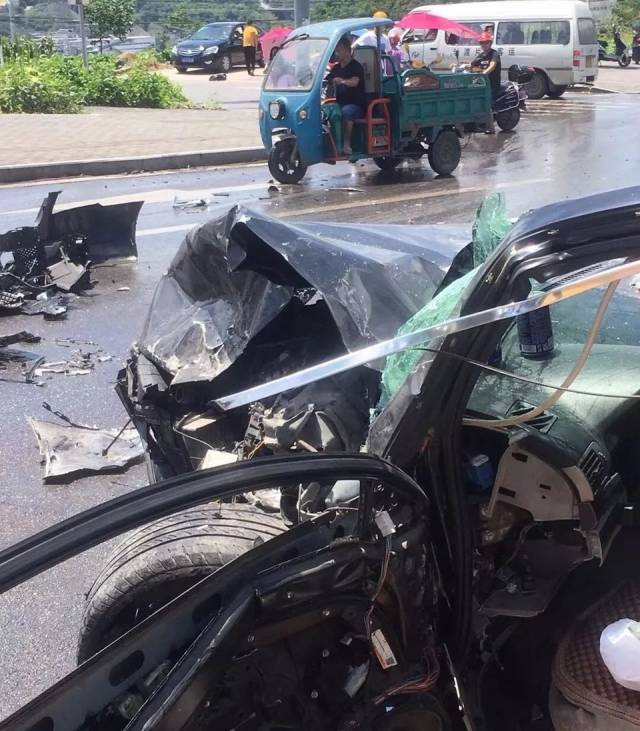 事故发生后,120,交警很快赶到现场!