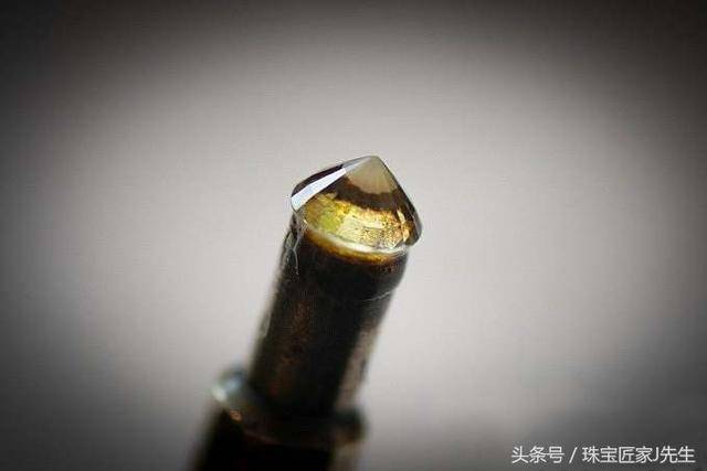 把腰下刻面都抛光完以后就要对宝石的腰部进行修磨.