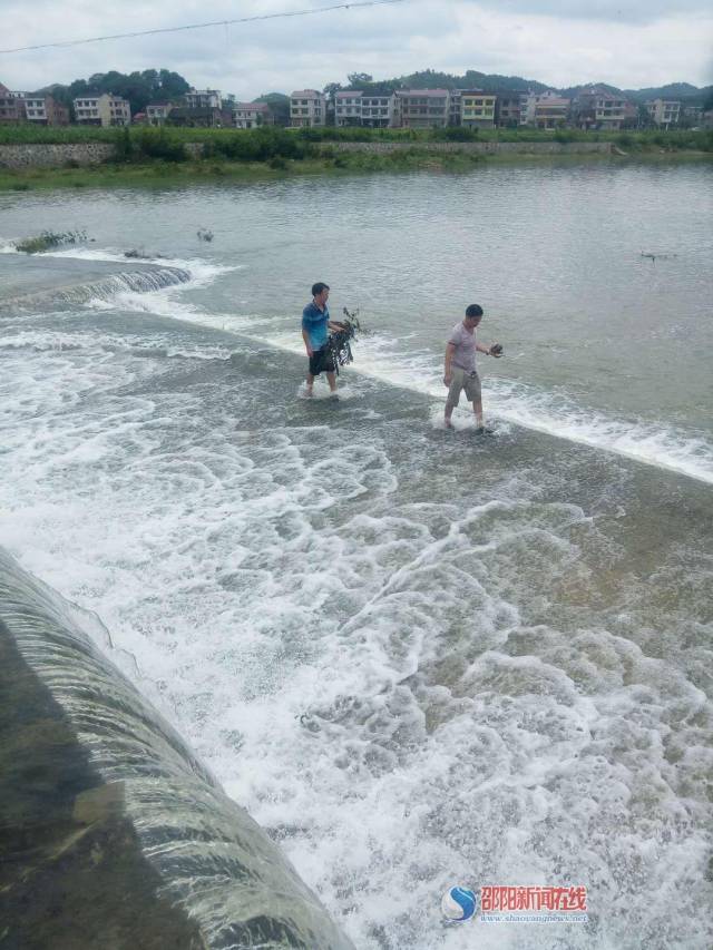 新邵县雀塘镇:河道清淤 打造水清河畅岸绿景美