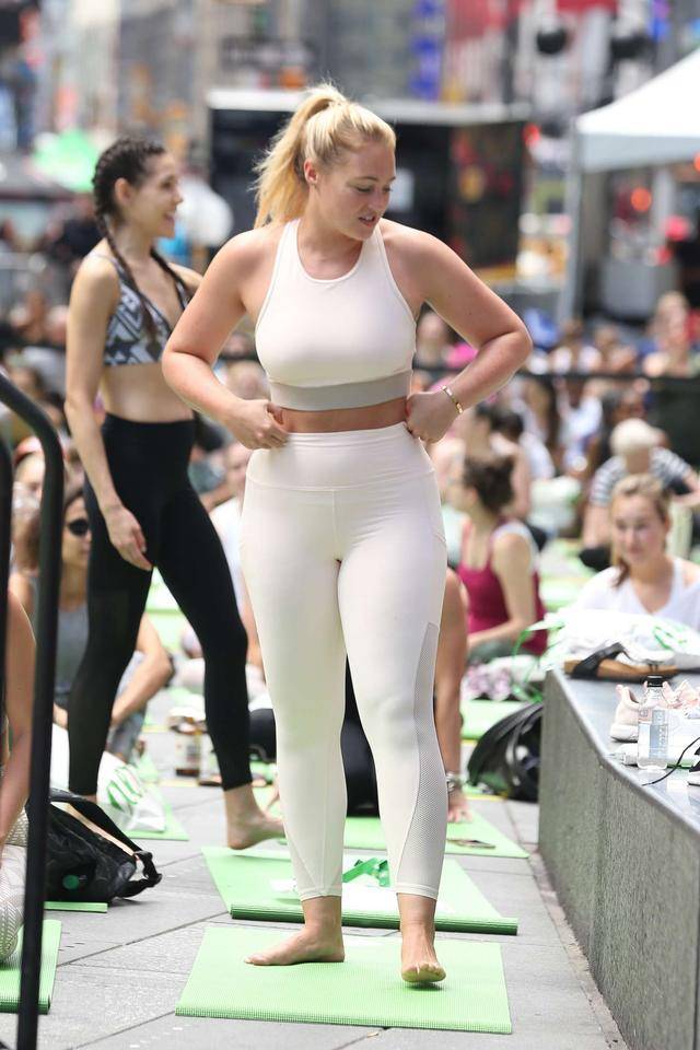 伊斯卡·劳伦斯(iskra lawrence)在纽约参加瑜伽夏至庆典