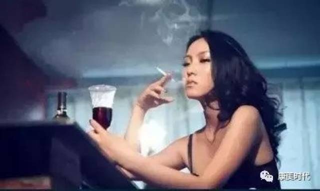 造成脸上皮肤干                   抽烟喝酒 吸烟