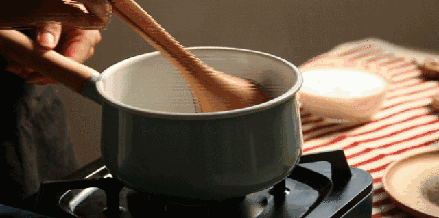 2.锅中加入250g全脂牛奶 ,小火加热,同时用勺子不停的搅动,防止糊底.