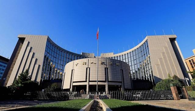 2016年9月28日,北京,行人走过位于西长安街西端的中国人民银行总部