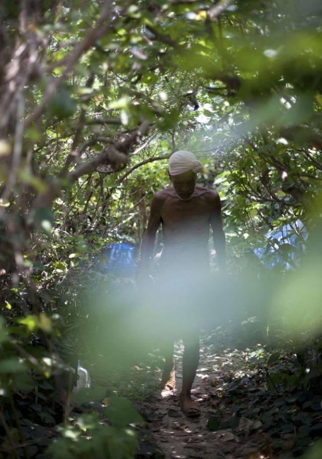 男子独自逃到荒岛,当裸身野人活30年,却被政府强制带回文明社会