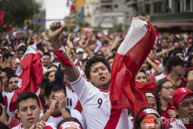 在世界杯这个舞台,疯狂的球迷唱些什么歌?