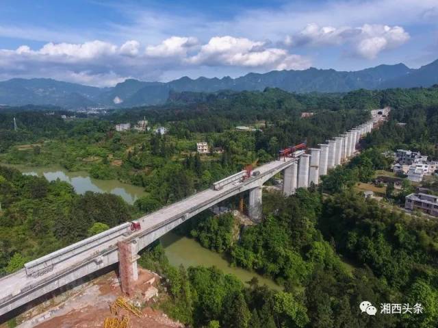 "  5月7日,航拍正在架设"t"梁的黔张常铁路龙山县狮子村特大桥.