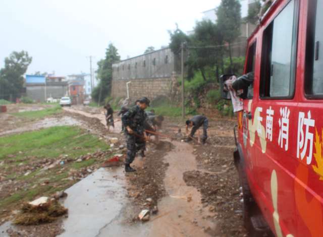 云南江川遭暴雨侵袭,造成多处民房,道路内涝积水