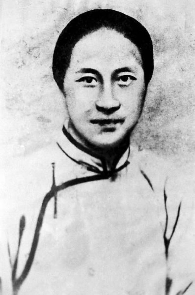 秋瑾:"巾帼英雄"