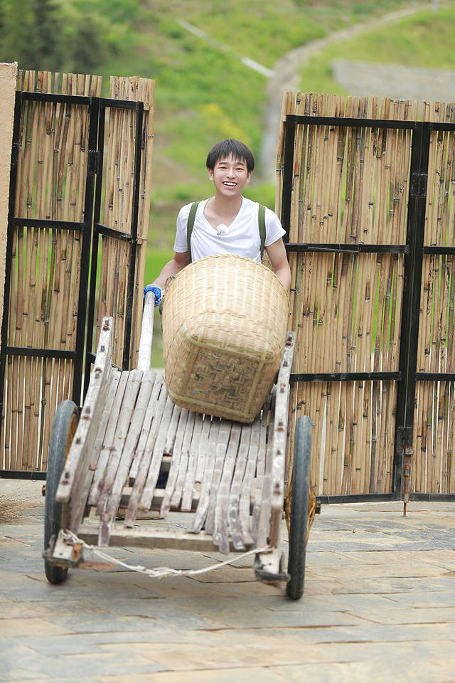 彭昱畅《向往的生活》分享拍"吻戏" 同框黄渤采蜜求生