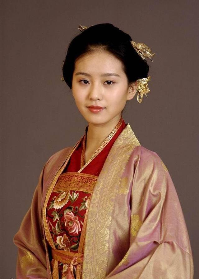 刘诗诗真是太美了,看照片真心没有动过刀,为这样清纯的女星加油