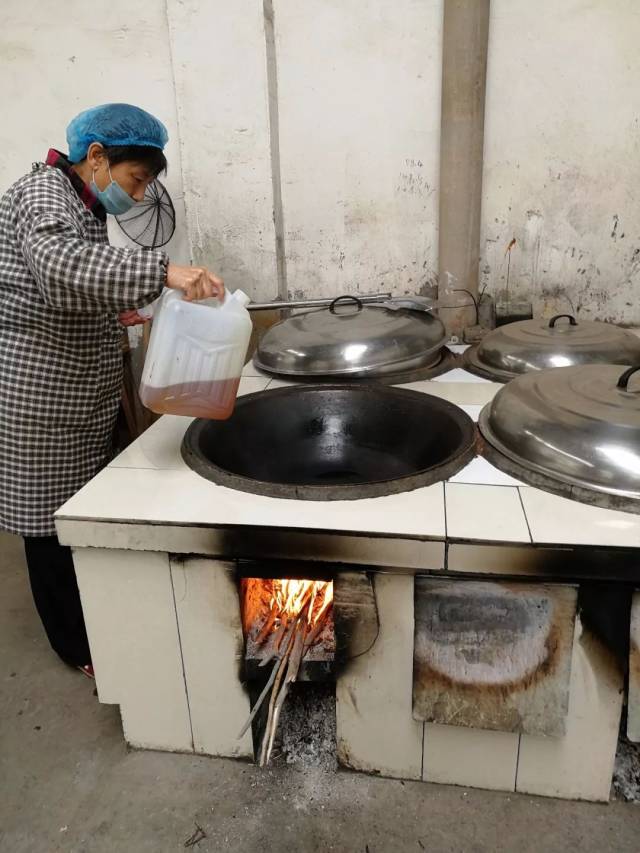 传统大灶 柴火烹饪农家真味