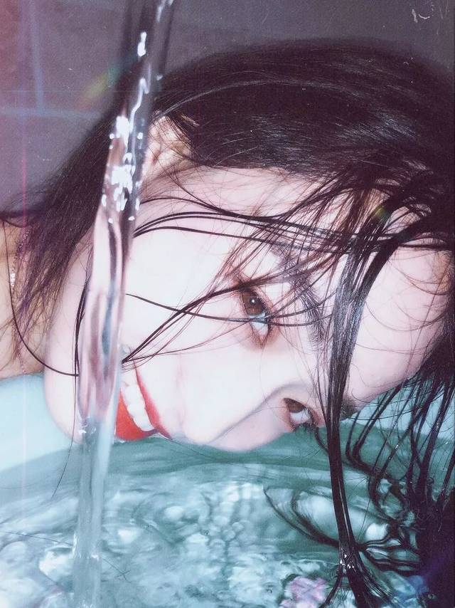 揭秘!抖音上100w粉丝的小姐姐,每天竟用保鲜膜