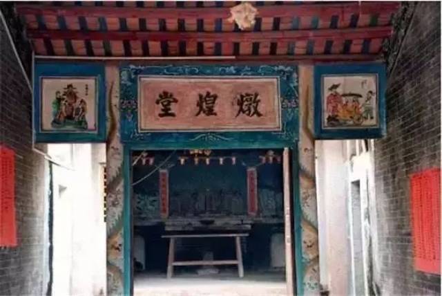 在村中心地带,土地充裕,建了一间宽10米,深36米的三进宗祠,名为敦煌堂