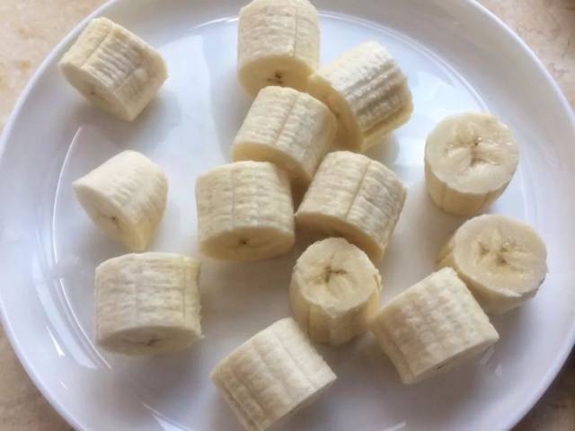 2. 香蕉切均匀小段.