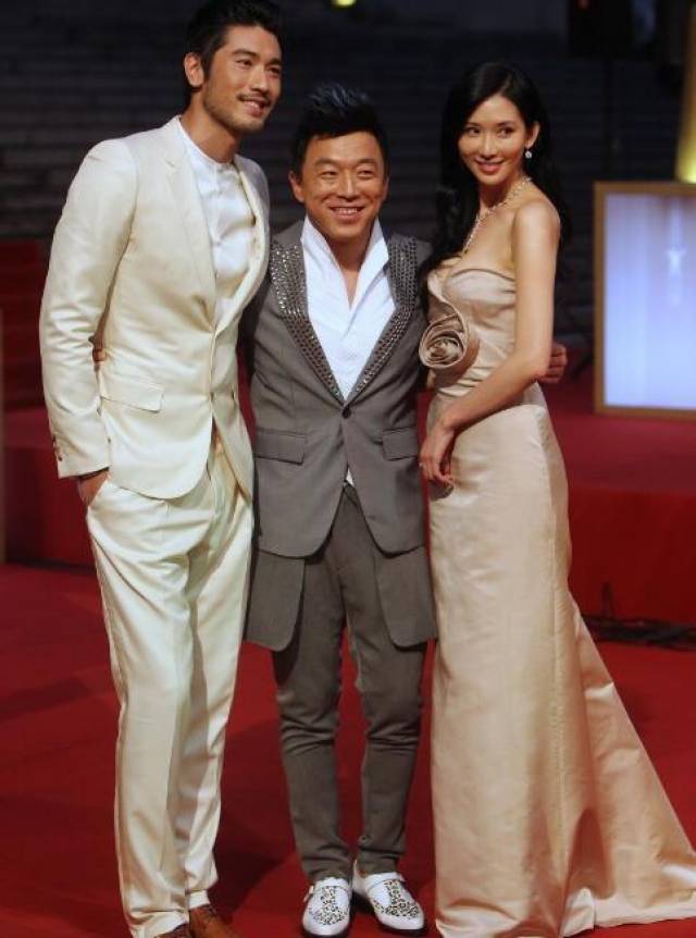 黄渤最尴尬的一次合影,这两位男女明星太般配,黄渤站那里显多余了