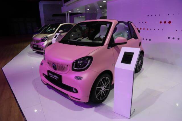 实拍奔驰smart fortwo cabrio 敞篷版,精致粉色系,打动少女心!