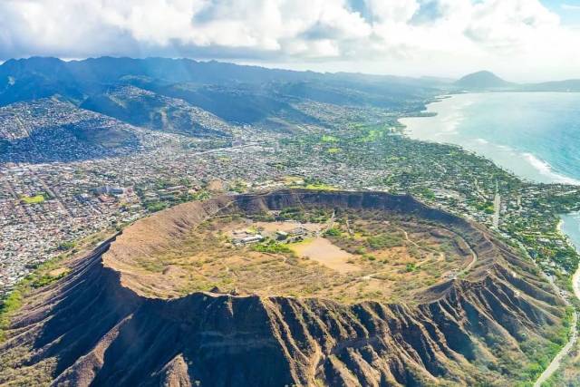 钻石山(diamond head),被誉为 「威基基的美丽屏风」,它也是夏威夷最