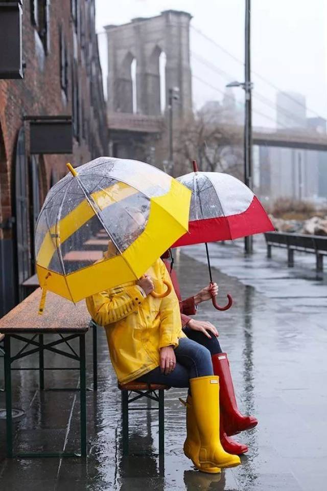 选择了同色系的雨伞配上雨衣和雨鞋,也是非常有趣