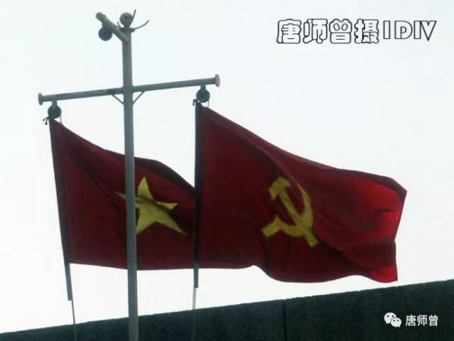 镰刀锤子代表工农,引申扩展到军队以外的全体人民.唐师曾摄1div