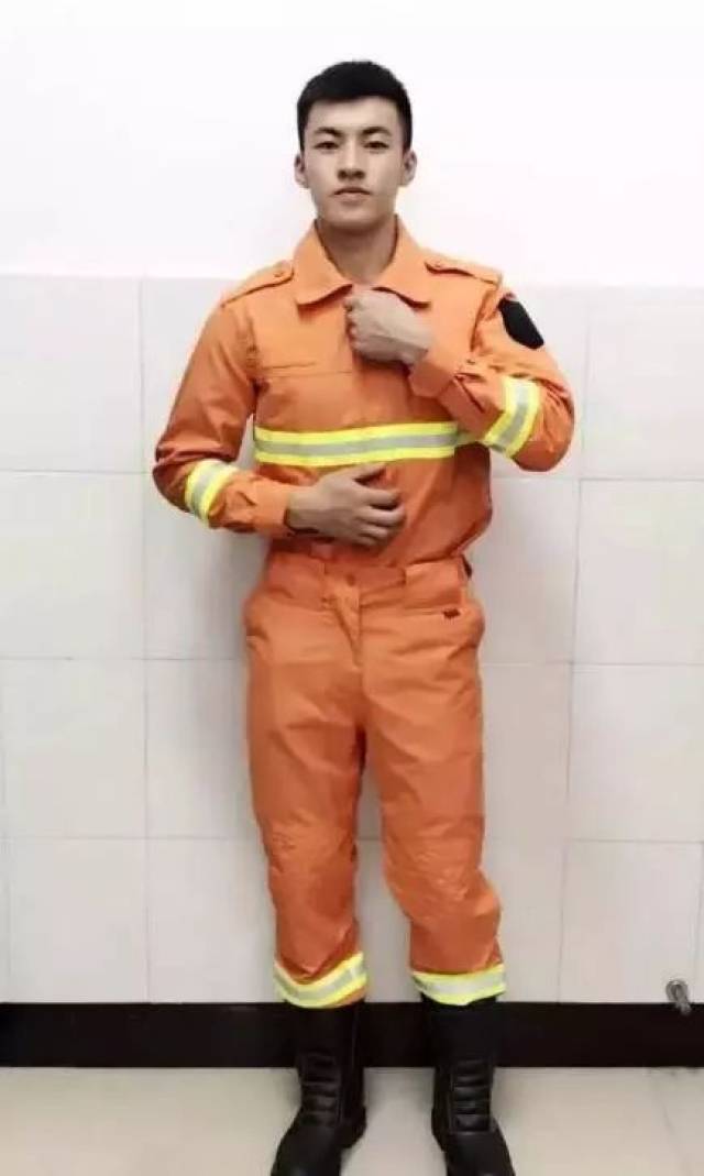 大胸器,巧克力腹肌兵哥们火了,果然帅哥都上交给了国家