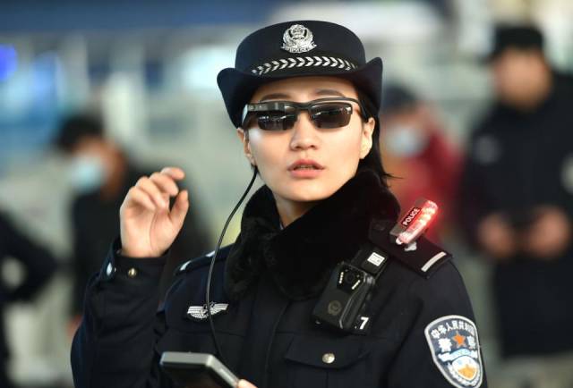 一名佩戴有面部识别功能智能眼镜的警察