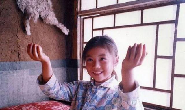 她就是张妍,10岁时凭借电影《暖春》中的表现荣获第27届大众电影百花