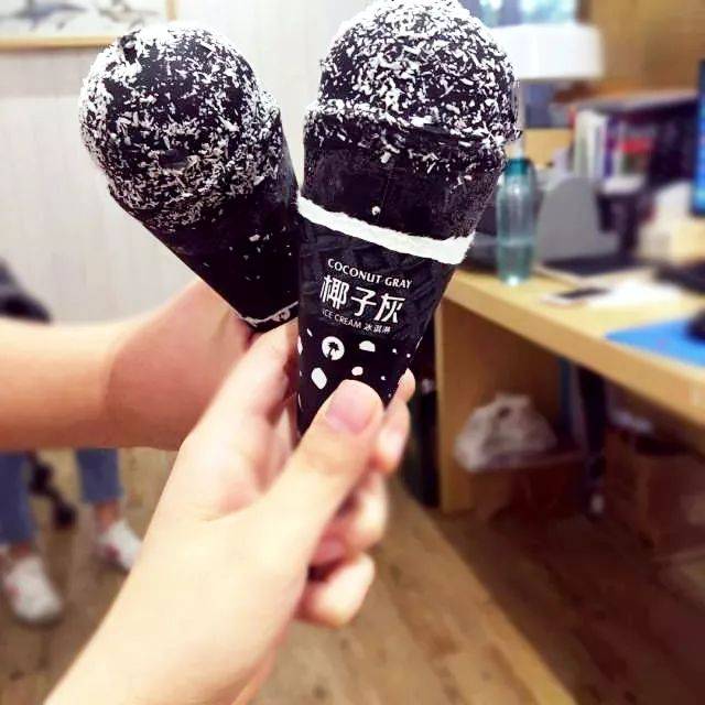 全家椰子灰冰淇淋