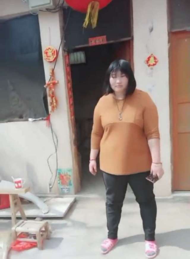 本来挺清秀的一个姑娘,现在因为肥胖,显得臃肿不堪,脸胖的都被挤变形