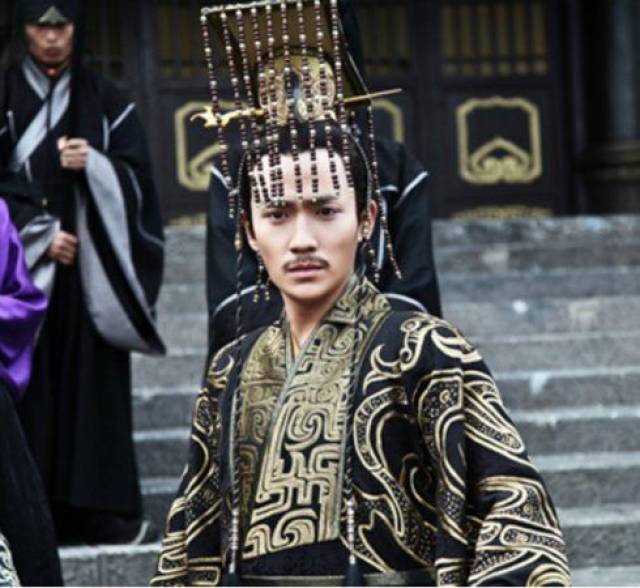 随着《芈月传》火爆荧屏,朱一龙扮演的秦昭襄王嬴稷成功圈粉.