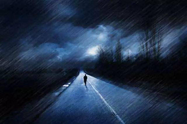 面对人生的暴雨,成成只能独自淋雨,不懂奔跑,也无力奔跑.
