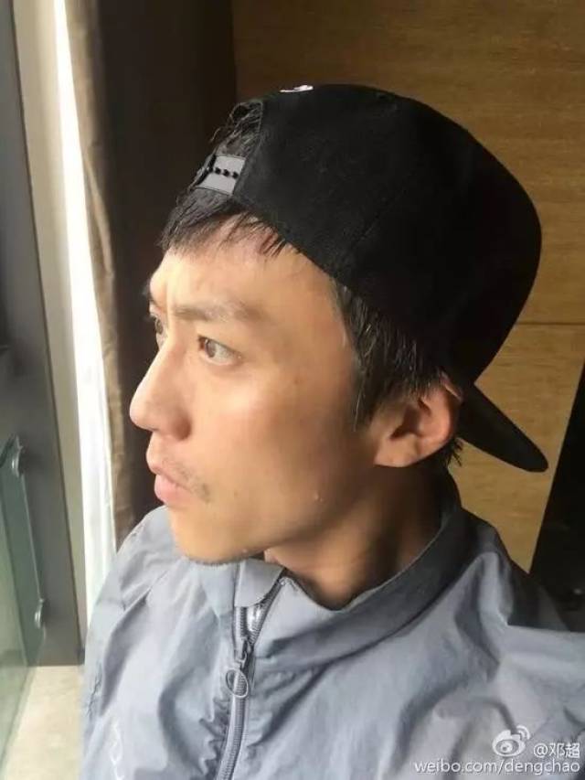 孙俪晒儿子打篮球帅照等等长发飘飘有点瘦越来越像邓超