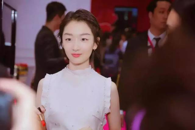 周冬雨:那个平胸女孩,她凭什么成为90后女神?