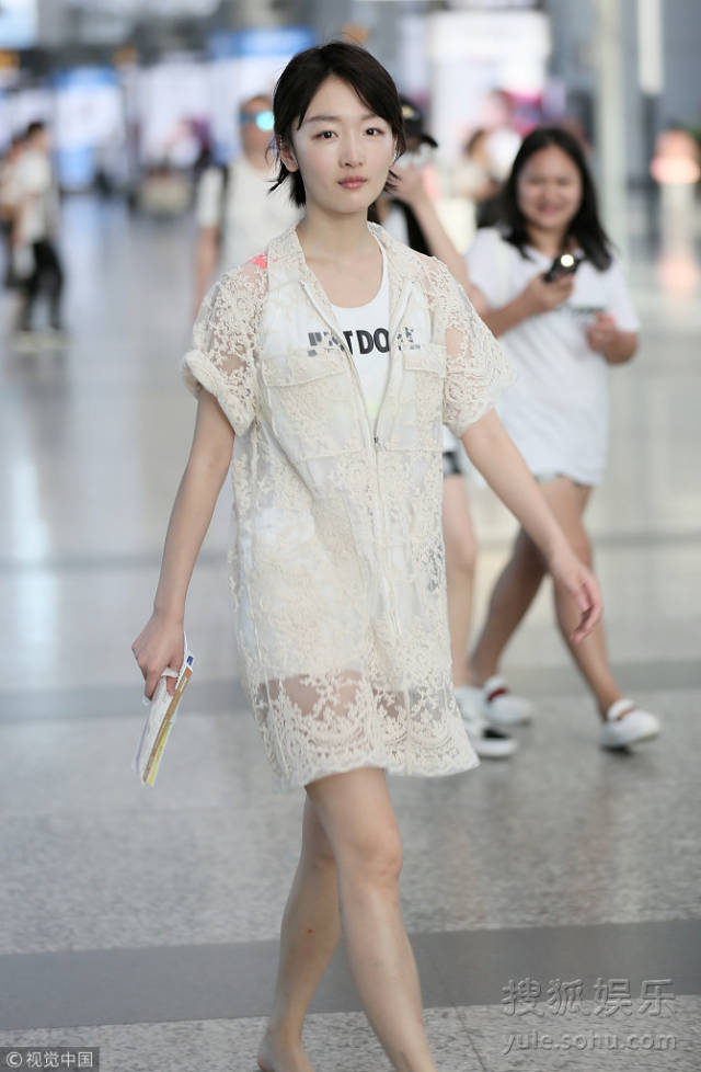 周冬雨穿人字拖现身随性十足 抬脚险走光大大咧咧