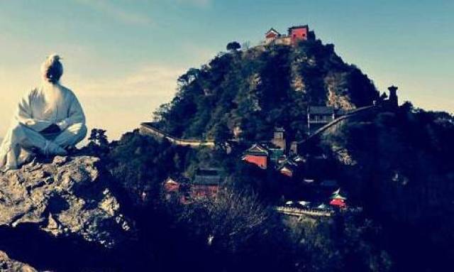 武当山的最高处是天柱峰.天柱峰的最顶端就是武当精华一一金殿.
