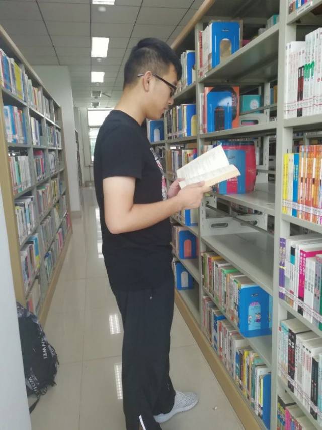 赶紧为你心中最美的读书背影 投票吧 来源:学习部 编辑:于庆虎 主编