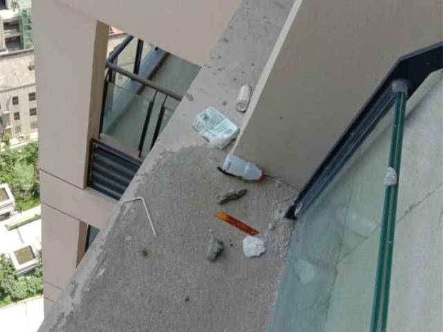 楼上住户扔刀片 掉在邻居窗台边